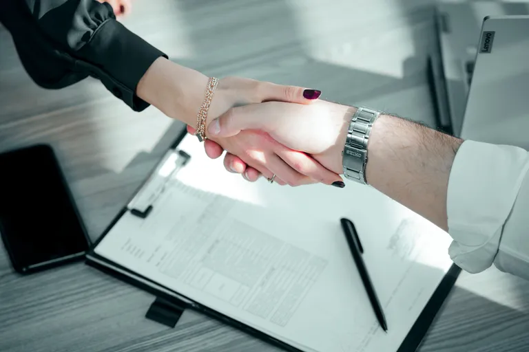 Poignée de main entre un employeur et un salarié