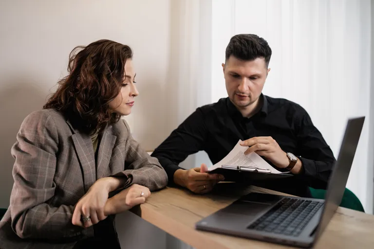 Employeur et salarié examinant une rupture conventionnelle