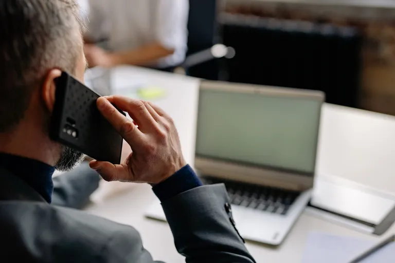 Employeur au téléphone avec VRH Conseil